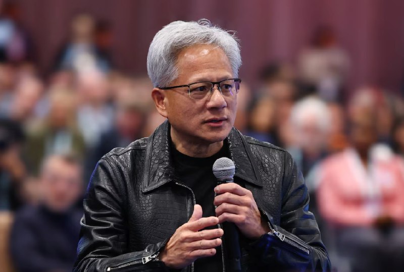 黄仁勋再对AI公司放话：要求监管就不应获得反垄断豁免据路透社报道，英伟达CEO黄仁勋(Jensen Huang)认为，AI公司不应获得反垄断法或责任法的豁免