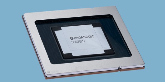 博通预计明年其AI芯片收入将超过1000亿美元芯片设计公司博通周三预测，到2027年其人工智能芯片收入将超过 1000 亿美元，这表明在英伟达主导的市场中，对定制人工智能芯片的需求正在激增