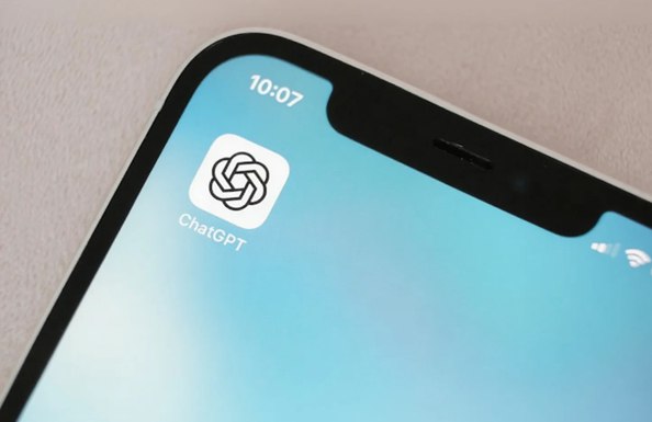 ChatGPT美国卸载量暴增295%，Anthropic拒绝国防部合作后登顶App Store2026年2月28日，受OpenAI与美国国防部（前称“战争部”）达成合作协议的消息影响，ChatGPT移动端应用在美国市场遭遇前所未有的用户流失