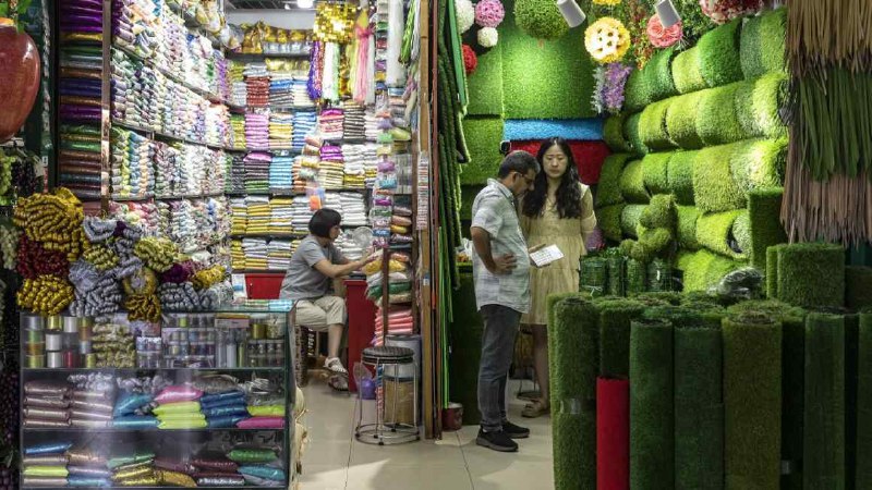 🇨🇳 贸易战前线的中国义乌商家无惧美国“纸老虎”尽管特朗普的关税战对全球市场造成冲击，但义乌的出口商们表现出坚韧的姿态