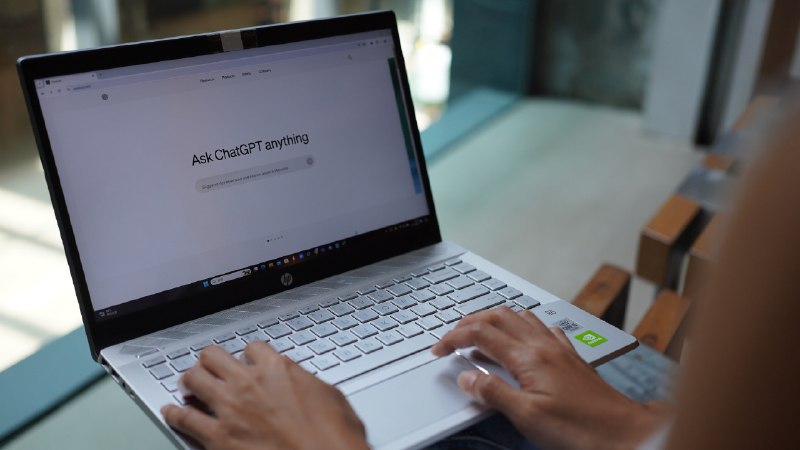 🚨 ChatGPT 遭遇姓名崩溃Bug：神秘原因待解OpenAI的聊天机器人ChatGPT近期出现一个奇怪的Bug：输入特定姓名（例如“David Mayer”）会导致程序崩溃，无法生成任何回应