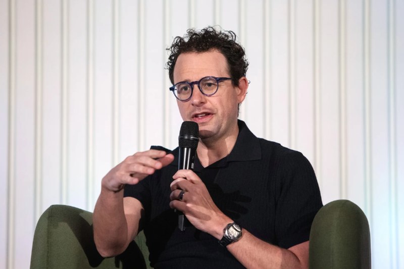 美政府与Anthropic争执后首次讨论模型合作 特朗普：不知情4月18日，据路透社报道，当地时间周五，特朗普政府与AI公司Anthropic CEO达里奥·阿莫代伊(Dario Amodei)讨论了合作的可能性，这是自今年早些时候美国防部与Anthropic就其模型应如何使用发生争议以来，双方首次进行此类接触