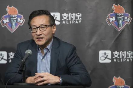 ↩️🖼 蔡崇信证实 大陆版 iPhone 将采用阿里巴巴 AI 阿里巴巴董事会主席蔡崇信表示，苹果公司的iPhone手机在中国大陆将使用阿里巴巴的人工智慧（AI）技术