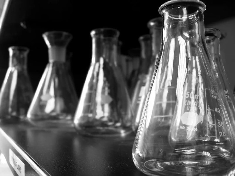 前OpenAI科学负责人创办Warp Sciences 融资2.15亿美元打造机器人药物实验室前OpenAI首席产品官兼科学团队负责人凯文·韦尔创办Warp Sciences，目标是把人工智能与机器人引入药物研发实验室，帮助生物科技和制药公司更快制造、测试候选化合物