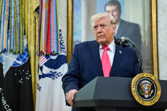 特朗普组建白宫科技顾问委员会 马斯克未在受邀名单美国总统特朗普正邀请硅谷一些最有影响力的人物加入一个新的白宫顾问委员会，帮助指导美国在人工智能和其他关键技术领域的政策