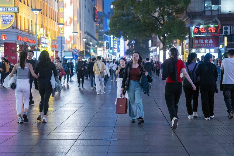 📉 中国通货紧缩困境：物价下跌为何不利于经济中国正面临持续的通货紧缩问题，且难以解决