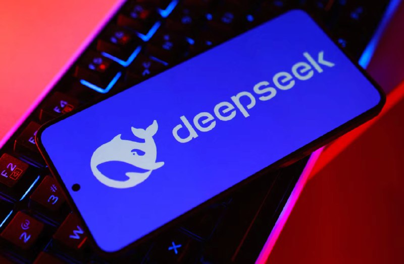 消息称DeepSeek二轮融资增至1000亿元 投前估值约5000亿元据《财经》报道，多位参与交易的人士透露，大模型公司DeepSeek最新一轮融资已临近完成，融资金额从此前计划的500亿元增至约1000亿元，不到半个月拟融资金额翻倍