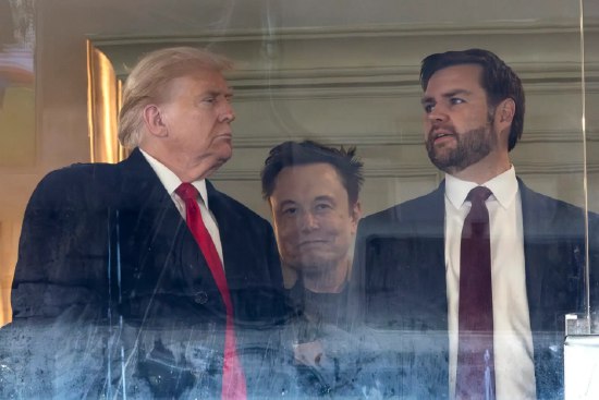 🎉💰美国史上最贵就职典礼：超级富豪云集，权力与金钱的盛宴特朗普第二任期就职典礼筹款超1.7亿美元，或接近2亿美元，打破了他2017年1.2亿美元的记录，远超拜登2020年的6000万美元