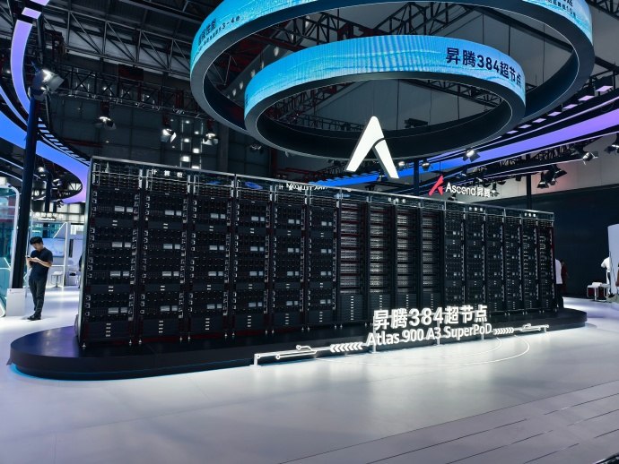 华为在WAIC现场展示昇腾384颗自研芯AI方案正在举行的2025世界人工智能大会（WAIC）上，华为首次线下展出昇腾384超节点（Atlas 900 A3 SuperPoD）