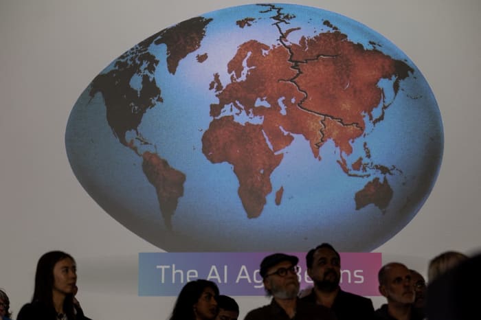 🤖 财富 500 强公司为人工智能监管挑战做准备随着美国政府尚未制定全面的人工智能监管法规，约 27% 的财富 500 强公司在其 SEC 文件中将人工智能监管列为重大风险