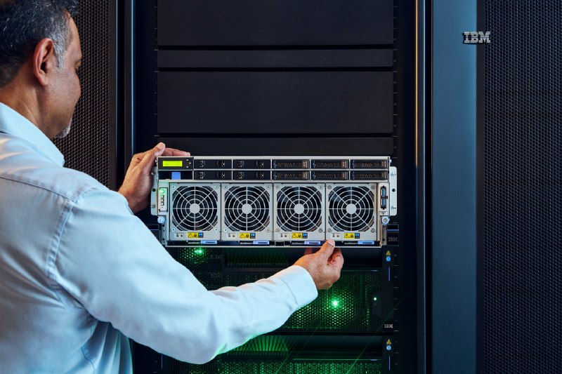 IBM推出Power 11芯片和服务器 侧重简化AI部署IBM周二宣布推出一系列新的数据中心芯片和服务器，据称这些芯片和服务器将比竞争对手更节能，并将简化在业务运营中推出人工智能的过程