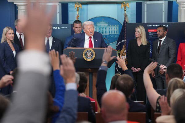 💻 特朗普对华芯片贸易协议、关键经济人事任命及市场动态* 特朗普对华贸易与芯片政策特朗普政府已将与中国的关税谈判推迟90天