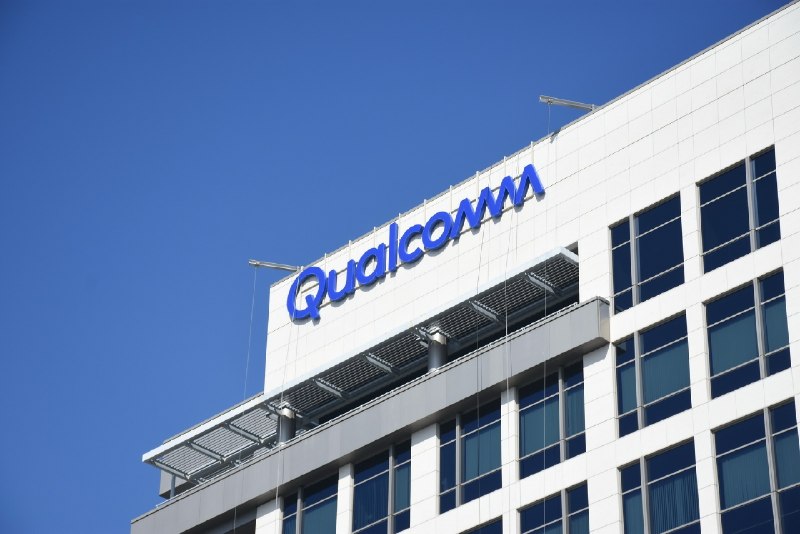 传高通与OpenAI合作研发手机AI芯片 股价大涨7%消息称高通将联手 OpenAI 共同研发手机处理器芯片，助力这家 AI 企业落地硬件战略，高通股价周一应声上涨