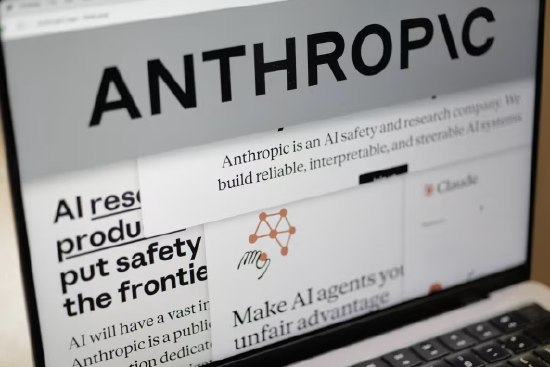 特朗普刚下令禁用Anthropic 美军数小时后就在中东打击行动中使用该公司AI工具就在美国总统特朗普宣布联邦政府将停止使用科技公司Anthropic的人工智能工具数小时后，美军便借助同一批工具，对伊朗发动了大规模空袭