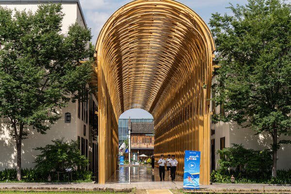 🇨🇳 中国斥巨资打造AI超级大国，正迅速缩小与美国的差距中国正采取产业政策，大力扶持人工智能（AI）企业，以缩小与美国在AI技术上的差距