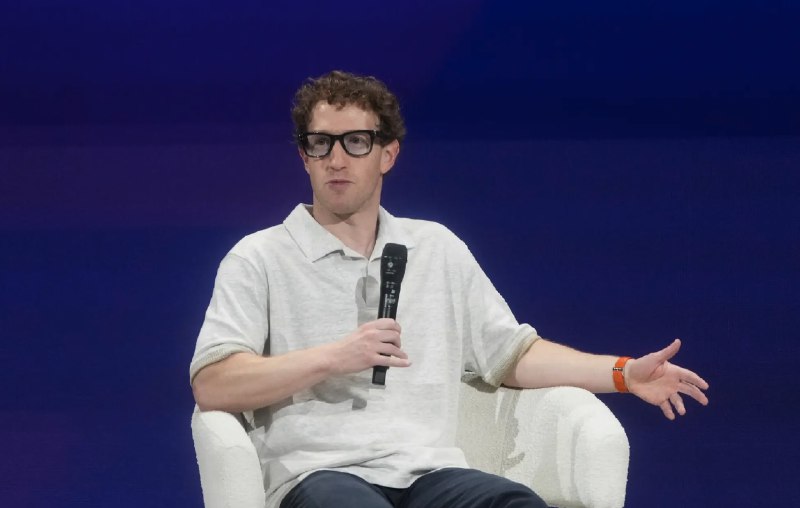 扎克伯格回应AI人才争夺战：除了钱，他们还有两个要求据《商业内幕》报道，当顶尖AI研究人员被科技巨头招募时，他们会提出什么要求？在这方面，最近在大力挖角的Meta CEO马克·扎克伯格(Mark Zuckerberg)很有发言权