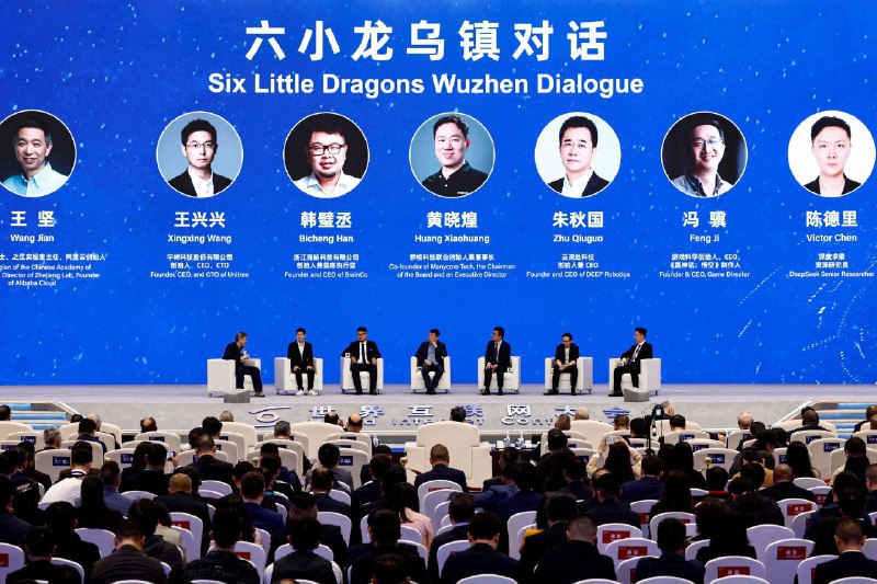 🚀 中国AI发展愿景：在严格监管与全球竞争中寻求平衡中国领导人习近平近期将人工智能比作蒸汽机和互联网级别的技术革命，强调其对经济增长的驱动作用，但同时警告必须防止技术“失控”