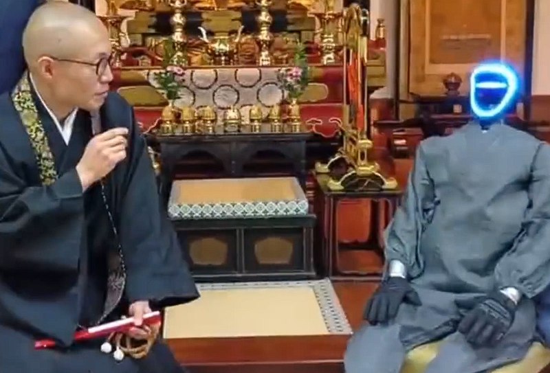 宇树机器人在日本当上赛博高僧有的机器人在舞台上展示中国功夫，有的机器人已经远渡重洋成为高僧开始赛博讲经！近日，日本京都大学“人与社会未来研究院”熊谷诚慈教授团队正式发布佛机器人Plus，其以中国宇树科技G1人形机器人为硬件基础，搭载AI系统实现佛教对话与仪式动作，成为全球首款具备完整佛教仪轨能力的“赛博高僧”