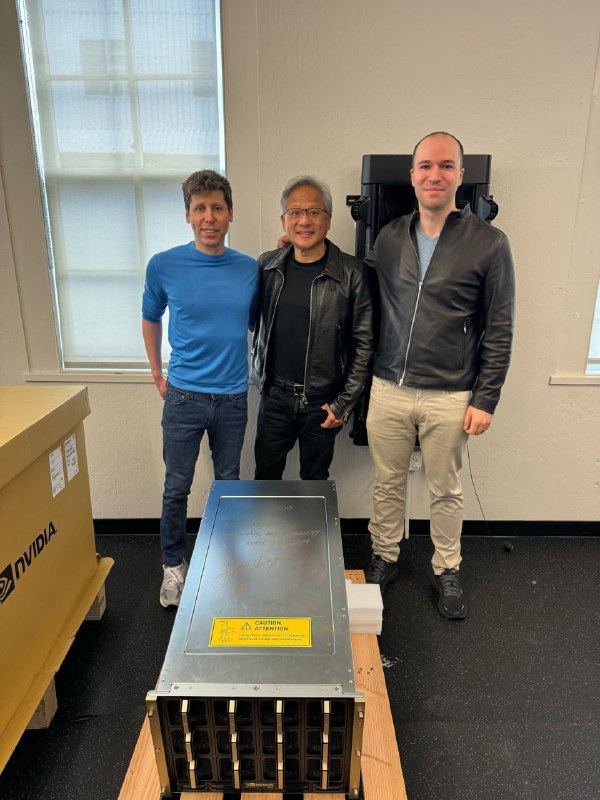 世界上第一台英伟达 DGX H200，由黄仁勋亲手交付给 OpenAI，致力于