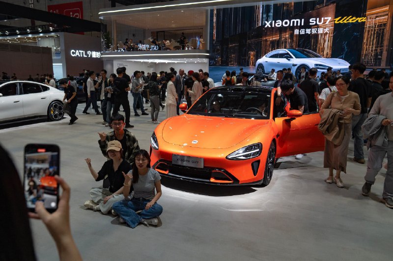 🚀 中国AI发展愿景：在严格监管与全球竞争中寻求平衡中国领导人习近平近期将人工智能比作蒸汽机和互联网级别的技术革命，强调其对经济增长的驱动作用，但同时警告必须防止技术“失控”