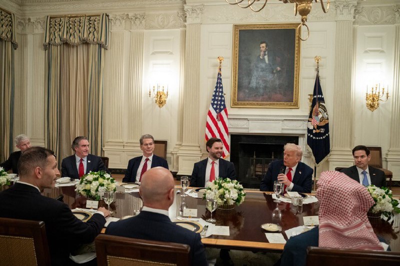 🤝特朗普在白宫会见阿联酋国家安全顾问美国前总统唐纳德·J·特朗普在白宫欢迎阿联酋国家安全顾问谢赫·塔赫农·本·扎耶德·阿勒纳哈扬，并举行了会议和晚宴