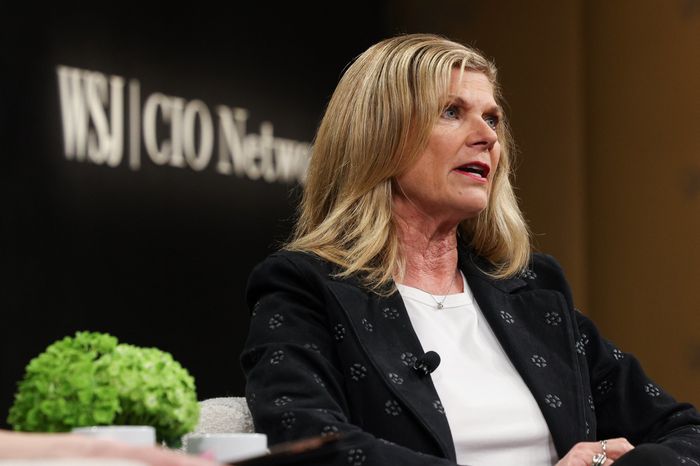 🤖AI 推动 CIO 进入 C 级高管层人工智能 (AI) 的兴起正在将首席信息官 (CIO) 推向更具战略性的角色，目前 63% 的美国科技领导者直接向其 CEO 报告