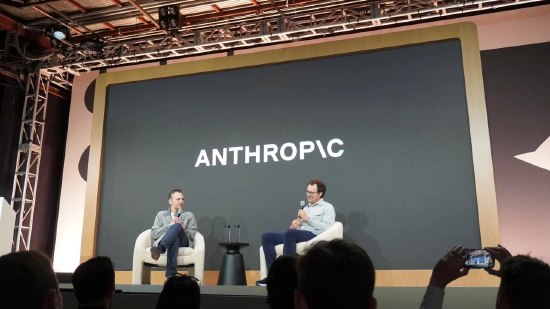 美国商务部长致信Anthropic 警告要限制顶级人工智能模型的使用范围美国商务部长卢特尼克上周在一封信中警告Anthropic PBC，如果该公司允许外国公民使用其最先进的人工智能模型，必须事先获得美国政府批准，否则可能面临刑事和民事处罚