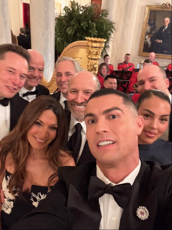 C罗与未婚妻在白宫自拍：马斯克等亿万富翁同框本周二，葡萄牙球星克里斯蒂亚诺·罗纳尔多与沙特王储一同出席了白宫晚宴