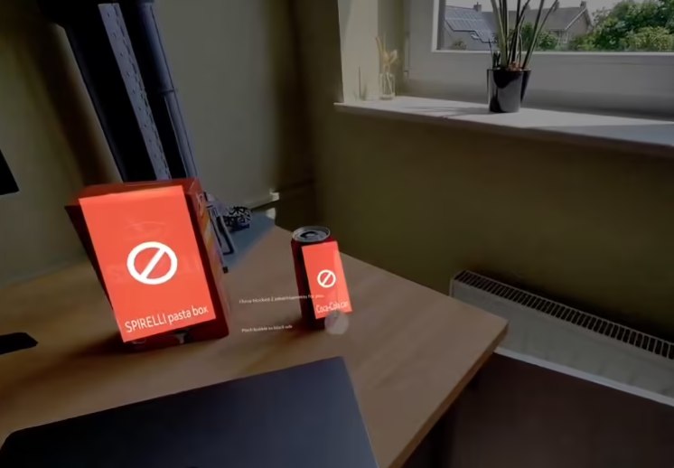 程序员开发奇妙广告拦截器：戴上AR眼镜就能屏蔽现实世界的广告在当今这个广告无处不在的时代，比利时程序员斯泰恩·斯潘霍夫带来了一款令人瞩目的AR应用