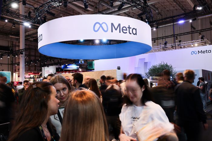 🤝苹果与 Meta 探讨 AI 合作，弥合科技鸿沟尽管苹果和 Meta 过去一直是竞争对手，但两家公司目前正在谈判将 Meta 的生成式 AI 模型整合到 iPhone 和其他设备的 Apple Intelligence 中