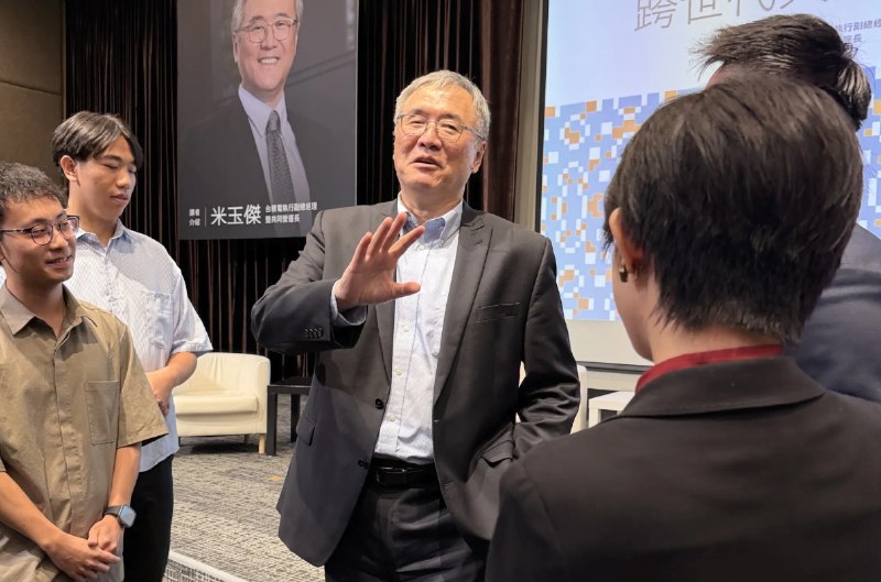 台积电COO：AI像三岁超人 在尖端芯片设计上不太实用据彭博社报道，台积电一位高管将AI比作拥有非凡能力，却分不清是非的幼儿，借此解释了该公司为何对使用这项技术采取谨慎态度