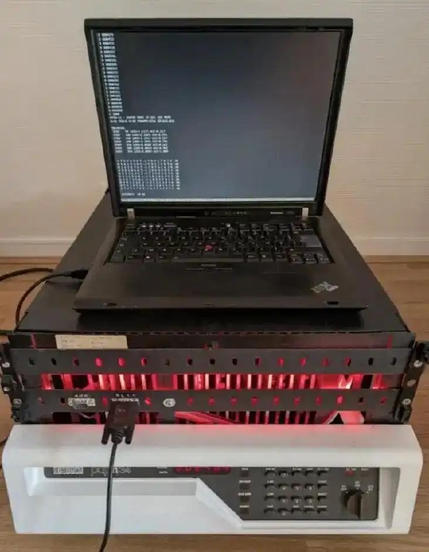 47年前的6MHz电脑跑AI 纯汇编语言3.5分钟达成 100%准确率前Windows核心开发者Dave Plummer在一台47年前的PDP-11/44计算机上，成功运行了Transformer模型，用6MHz CPU和64KB内存完成了AI训练