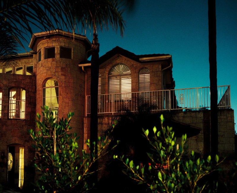 🏠 洛杉矶豪宅里的“代孕工厂”：25名婴儿背后的虐待与监管真空64岁的中国籍商人、前地方人大代表禤国全（Guojun Xuan）与36岁的合伙人张莎莎（Silvia Zhang）在洛杉矶阿卡迪亚（Arcadia）经营着一家名为“Mark Surrogacy”的代孕机构，并利用该机构为自己代孕了至少25名子女