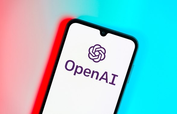 AI人才争夺战升级 OpenAI从传统软件巨头挖高管据媒体报道，OpenAI、Anthropic等AI独角兽近期正密集从Salesforce、Snowflake、Palantir等传统软件巨头中“挖角”，目标直指拥有丰富企业客户资源的高管与资深工程师