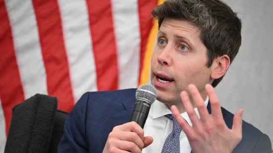 OpenAI以1美元价格向美国政府提供ChatGPTOpenAI 周三宣布，未来一年将以 1 美元的价格向美国联邦机构提供其 ChatGPT Enterprise 产品，让联邦行政部门工作人员 “几乎免费” 使用其技术