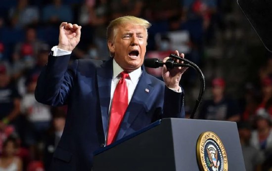 📈 贸易战阴影下的美国数据中心热潮：关税与电力成本双重挑战美国数据中心行业蓬勃发展，去年为美国GDP增长贡献约0.3%（约1000亿美元），预计今年将保持类似水平