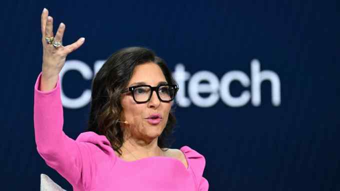 🚀X平台CEO琳达·亚卡里诺离职，公司进入新篇章X（前身为Twitter）平台首席执行官琳达·亚卡里诺（Linda Yaccarino）已宣布辞职，结束了其两年任期