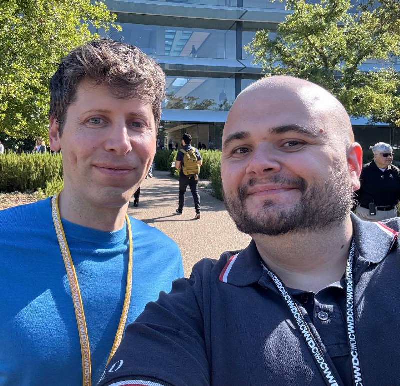 OpenAI联合创始人现身WWDC24现场OpenAI公司联合创始人山姆·阿尔特曼（Sam Altman）据报现身WWDC24的现场，这进一步印证了此前外界对于Apple与OpenAI展开合作的猜测