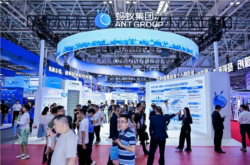 蚂蚁集团亮相第九届数字中国建设峰会，Data+AI应用成果首次集中展出在第九届数字中国建设峰会上，蚂蚁集团首次以“Data+AI”为核心命题，系统性展示了从底层技术、数据资产治理到产业应用的全栈布局，标志着其数据战略从单纯的“要素流通”全面演进至“智能可信流转”的新阶段