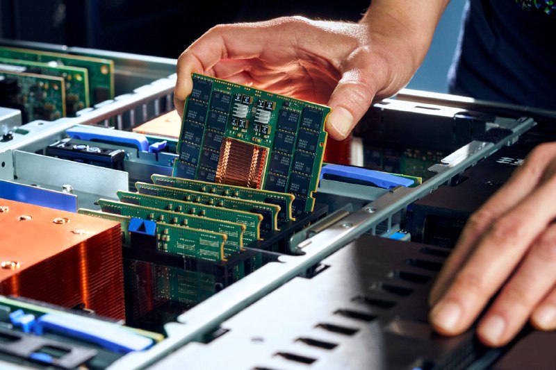 IBM推出Power 11芯片和服务器 侧重简化AI部署IBM周二宣布推出一系列新的数据中心芯片和服务器，据称这些芯片和服务器将比竞争对手更节能，并将简化在业务运营中推出人工智能的过程