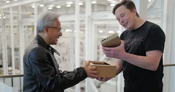 黄仁勋亲自送货上门：向马斯克交付DGX Spark迷你超级计算机今天星舰第十一飞圆满收官，没想到，英伟达创始人黄仁勋亲自飞到了星际基地，向马斯克交付了DGX Spark迷你超级计算机