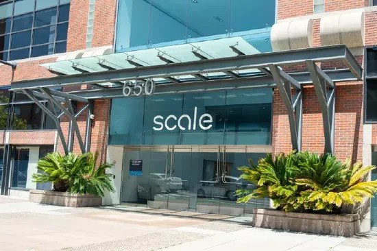 Scale AI裁员14% 主要集中于负责数据标签业务的员工据彭博社周三报道，数据标签初创公司 Scale AI 将裁员 200 人，约占其员工总数的 14%，并切断与 500 名全球承包商的联系