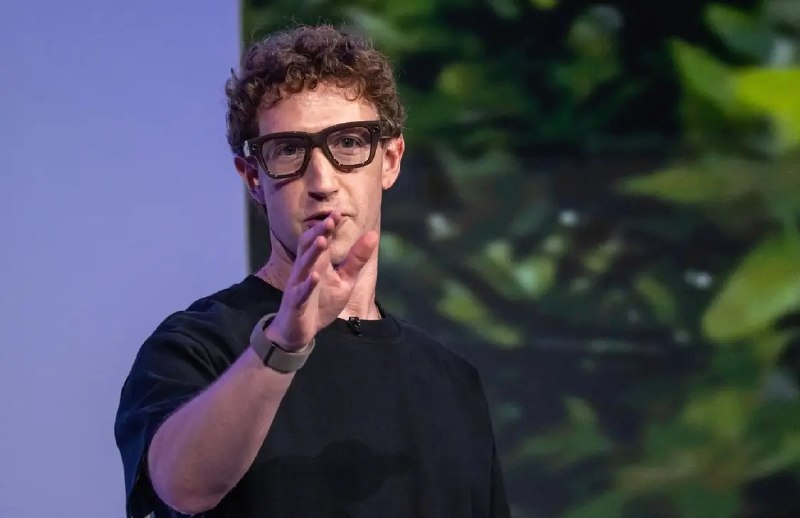 Meta总裁爆料：扎克伯格把工位搬到AI团队 老板亲自上阵4月15日，据《商业内幕》报道，Meta CEO马克·扎克伯格(Mark Zuckerberg)如今把办公桌搬到了公司AI研究人员中间，这让他得以近距离见证公司对AI业务的全面改革