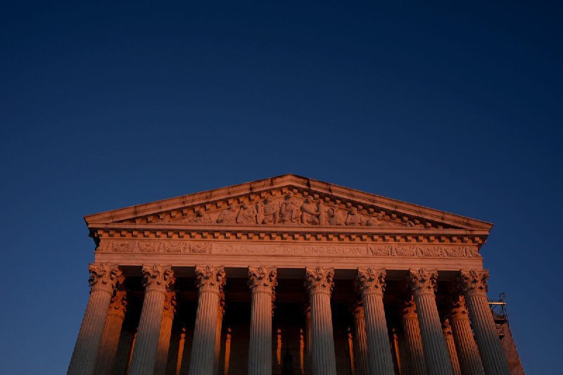 ⚖️ 最高法院暂缓特朗普解雇机构负责人的行动美国最高法院目前拒绝了总统唐纳德·特朗普解雇联邦举报机构负责人的请求，该官员Hampton Dellinger至少可以留任至周三