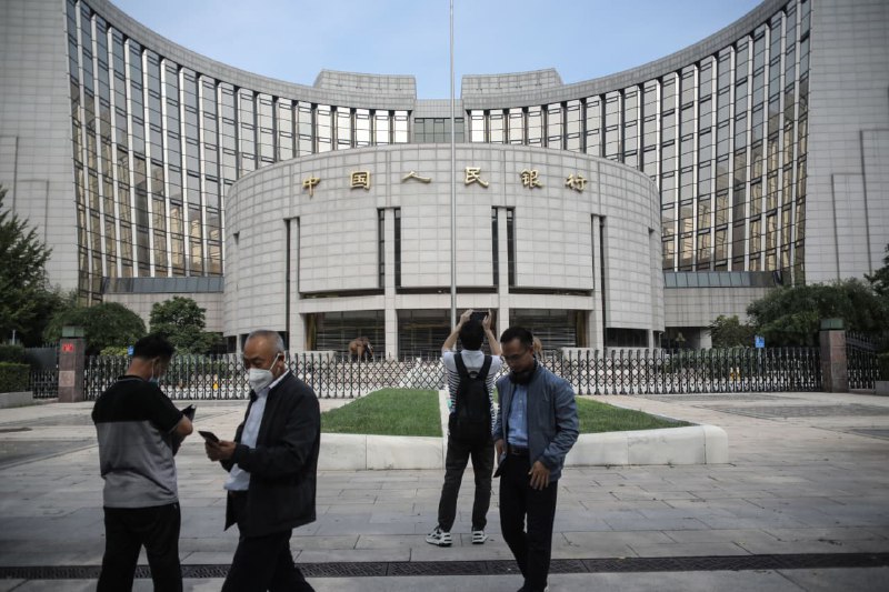 🇨🇳 中国金融业整顿：大规模调查、降薪及政治忠诚优先中国金融业正经历重大变革，自2022年以来，超过500名金融从业人员被调查，仅去年就有至少85名来自中央政府机构的人员被查