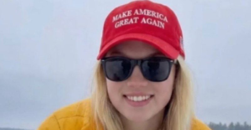 印度男子用AI打造MAGA女网红狂骗美国寂寞男 吸引超百万粉丝近日，美国科技媒体《连线》曝光一起震惊全网的AI造假事件：一位拥有数百万粉丝的 MAGA（让美国再次伟大）网红“艾米丽·哈特”，并非真实存在的美国女性，而是由一名22岁印度医学生萨姆利用AI技术完全捏造的虚拟人物