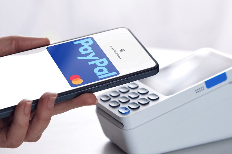 PayPal成为ChatGPT首个支付钱包 盘前一度涨超15%当地时间周二（10月28日），支付公司PayPal宣布，已与OpenAI签署合作协议，其数字钱包将嵌入ChatGPT，让用户能够直接在该聊天机器人中完成购物支付