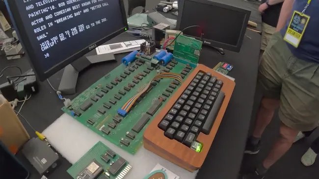 苹果元老亲手打造Apple I复制品 还能上网跑ChatGPT在近日的复古计算机节上，苹果早期人物、Macintosh传奇人物丹尼尔·科特克（Daniel Kottke），展示了一款Apple 1的复制品