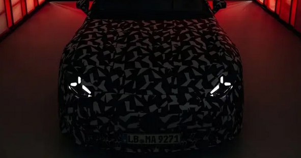 奔驰AMG电动猛兽官宣：动力直逼2000马力虽然测试车还覆盖着伪装，但已经可以看出，新车的LED日间行车灯采用了奔驰家族最新的三叉星设计风格，预计前脸会搭载贯穿式的灯带，并且采用封闭式的大嘴格栅以及可点亮的车标