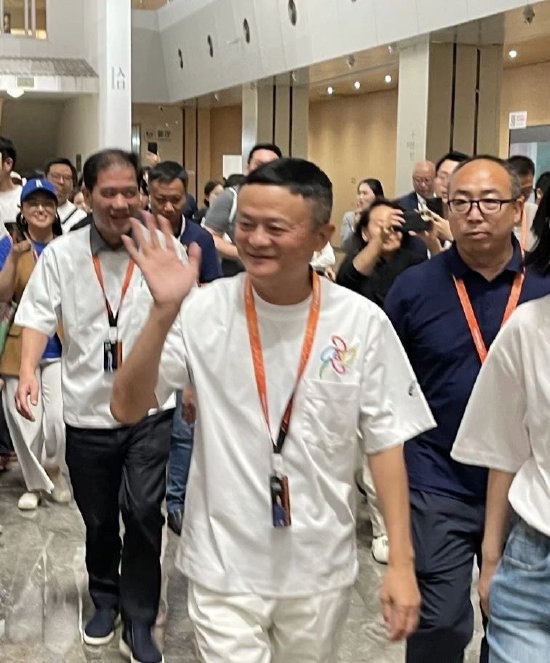 马云现身阿里日现场 前往“湖畔小屋”再看创业之地今日早间，阿里CEO吴泳铭对内发布全员信，表示阿里人要回归初心，重新创业